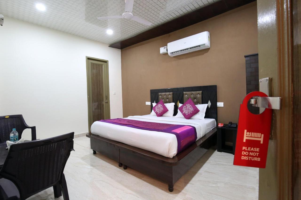 Oyo The Platinum Hotel Zirakpur Exterior foto